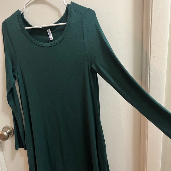 Elegant Long Sleeve Dress in Forest Green - Picture 4 of 4